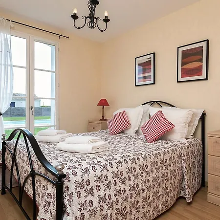 Madame Les De Fontenelles *